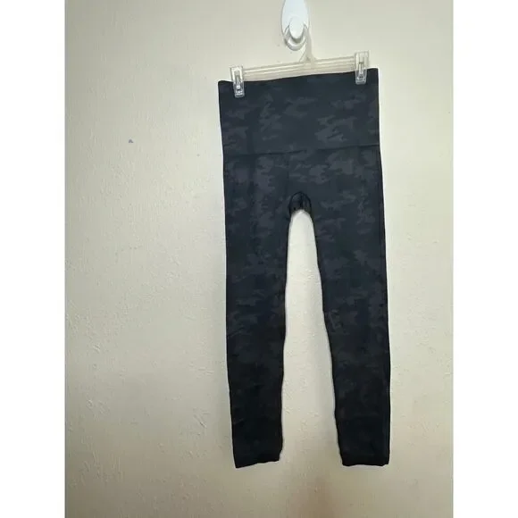 SPANX Woman's  Size 1X Black Camo Smeamless Look At Me Now Leggings - Picture 7 of 9